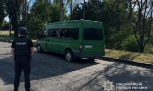 FPV-дроном атакаували мікроавтобус у Нікополі: 2 загиблих та багато поранених - подробиці від поліції (фото)