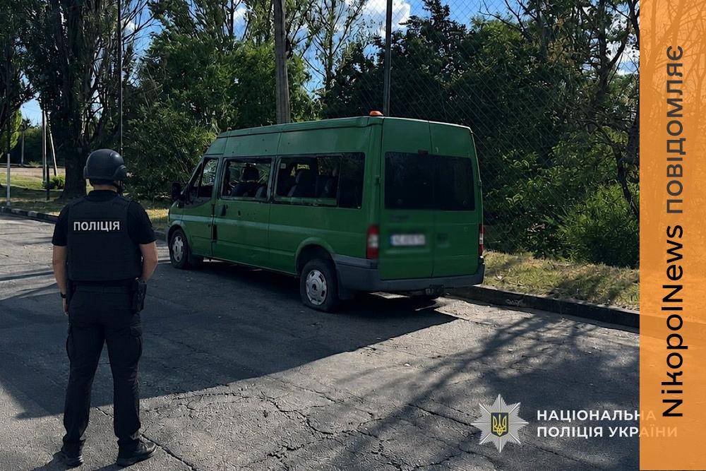 FPV-дроном атакаували мікроавтобус у Нікополі: 2 загиблих та багато поранених - подробиці від поліції (фото)