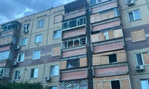 Є поранений, побито 5 багатоповерхівок і школу мистецтв у Нікополі і районі, атаковано АЗС під Дніпром, КАБи падали на Синельниківщину (фото)