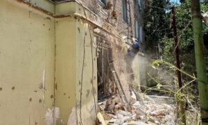 Ворог вчергове вдарив по газовій мережі у Нікополі. Фахівці оперативно прибули на місце обстрілу.