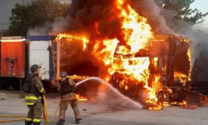 У Нікополі побито пошту, авто, будинок, 2 поранених на Синельниківщині, горіли 14 авто у Павлограді, понівечено АЗС в Апостоловому, під Дніпром спалахнула адмінбудівля (фото)