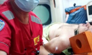 П’яний чоловік з великою вагою тіла пірнув з містка на мілині… На Дніпропетровщині медики рятують відпочивальників біля води (фото)