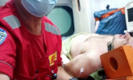 П’яний чоловік з великою вагою тіла пірнув з містка на мілині… На Дніпропетровщині медики рятують відпочивальників біля води (фото)