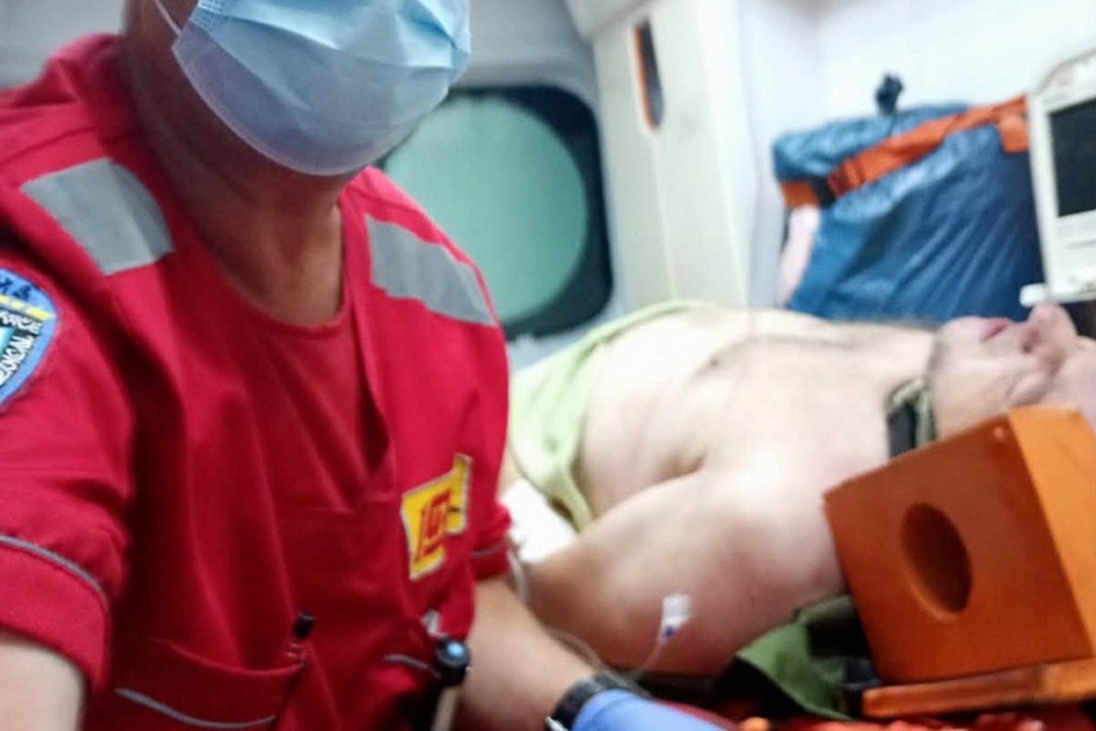 П’яний чоловік з великою вагою тіла пірнув з містка на мілині… На Дніпропетровщині медики рятують відпочивальників біля води (фото)