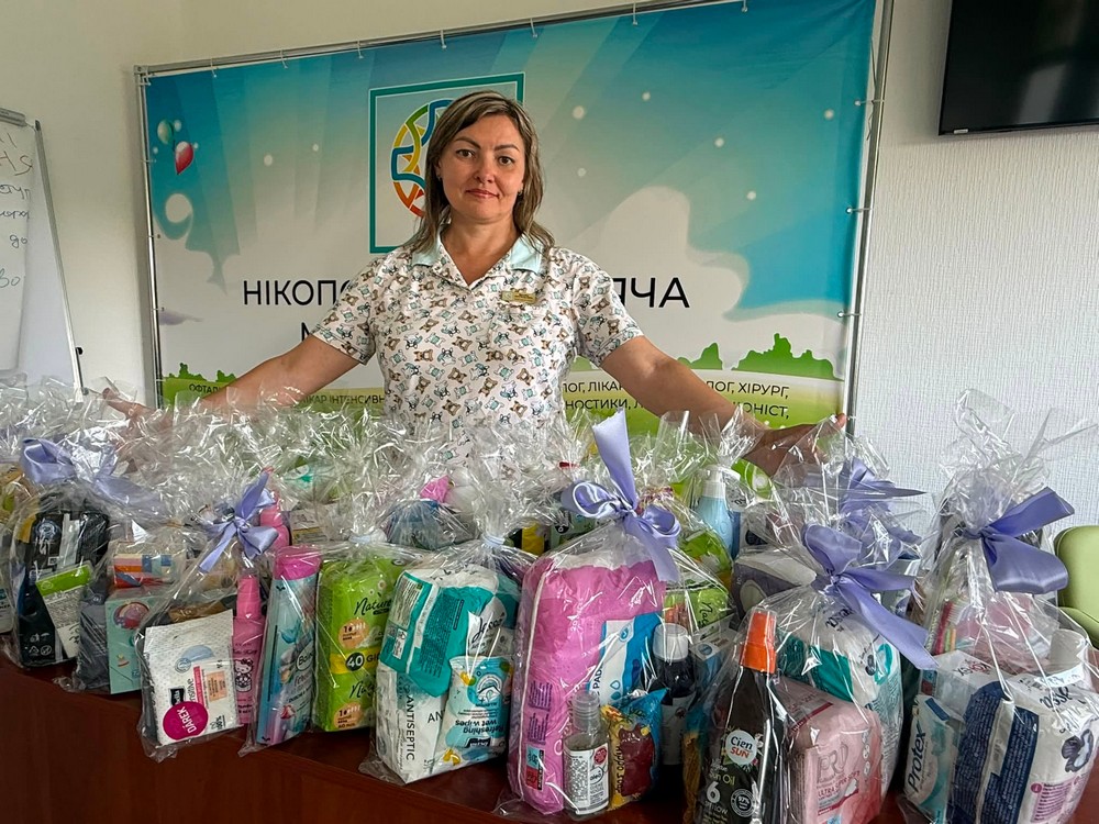 У дитячій лікарні Нікополя мами з дітками отримали подарунки (фото)