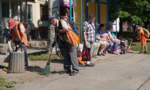 Ліквідовують наслідки обстрілів, ремонтують дороги і косять траву: чим займаються комунальник Нікополя цього тижня (фото)
