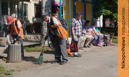 Ліквідовують наслідки обстрілів, ремонтують дороги і косять траву: чим займаються комунальник Нікополя цього тижня (фото)