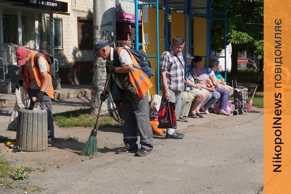 Ліквідовують наслідки обстрілів, ремонтують дороги і косять траву: чим займаються комунальник Нікополя цього тижня (фото)