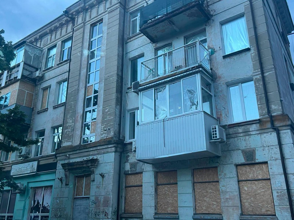 Є поранений, побито 5 багатоповерхівок і школу мистецтв у Нікополі і районі, атаковано АЗС під Дніпром, КАБи падали на Синельниківщину (фото) Є поранений, побито 5 багатоповерхівок і школу мистецтв у Нікополі і районі, атаковано АЗС під Дніпром, КАБи падали на Синельниківщину (фото)