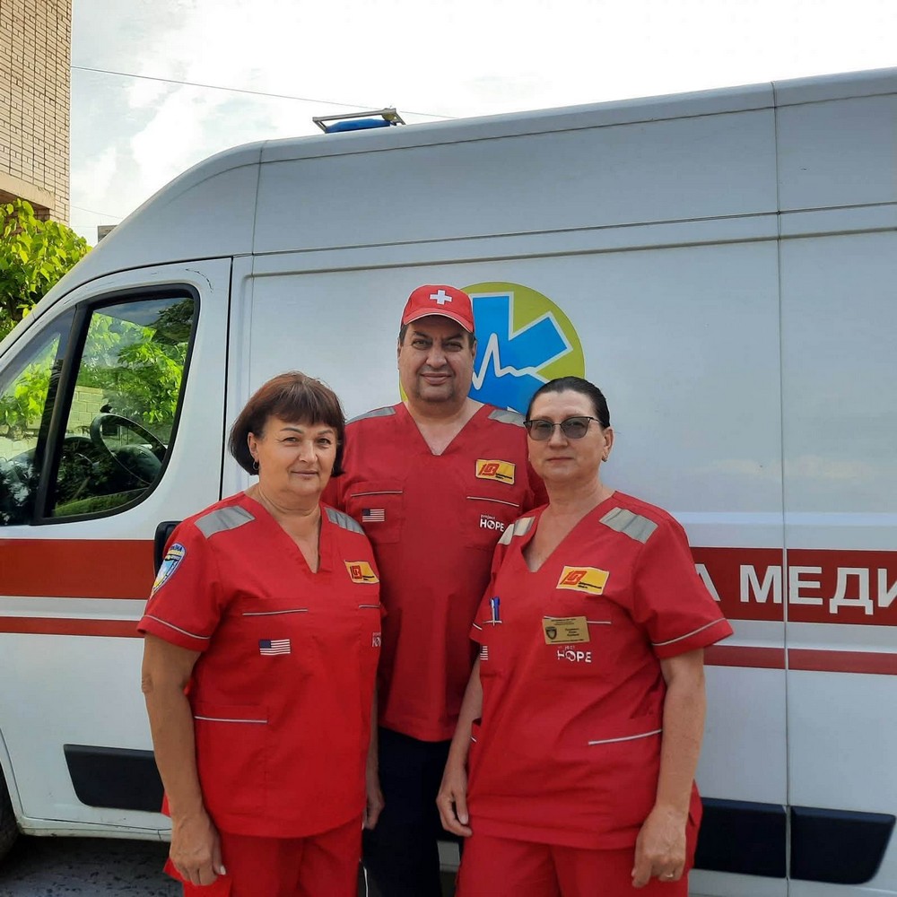 П’яний чоловік з великою вагою тіла пірнув з містка на мілині… На Дніпропетровщині медики рятують відпочивальників біля води (фото)