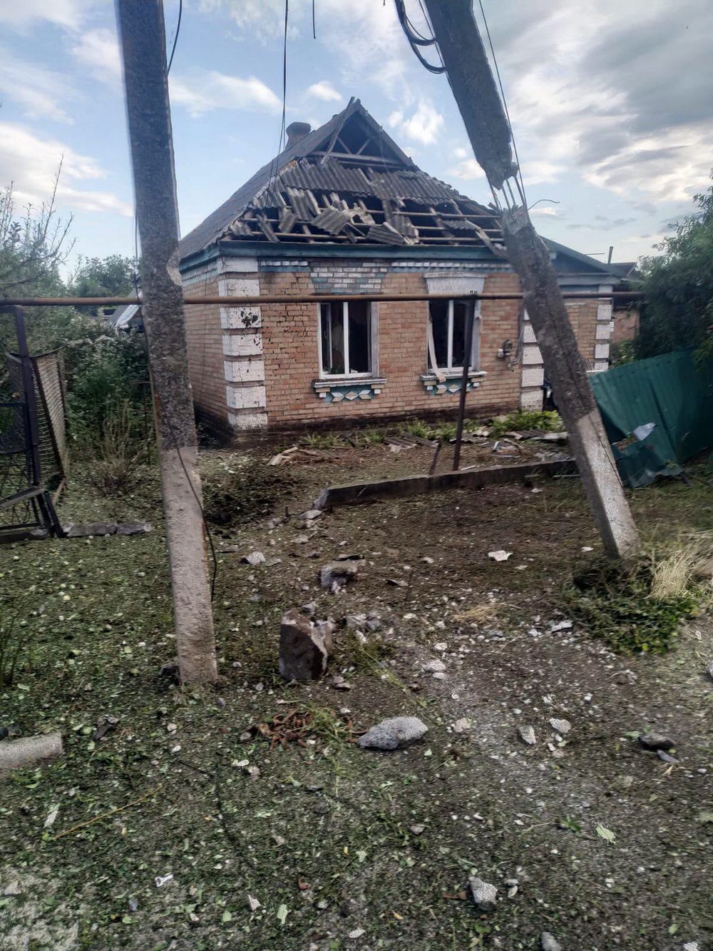 Є поранений, побито 5 багатоповерхівок і школу мистецтв у Нікополі і районі, атаковано АЗС під Дніпром, КАБи падали на Синельниківщину (фото) Є поранений, побито 5 багатоповерхівок і школу мистецтв у Нікополі і районі, атаковано АЗС під Дніпром, КАБи падали на Синельниківщину (фото)