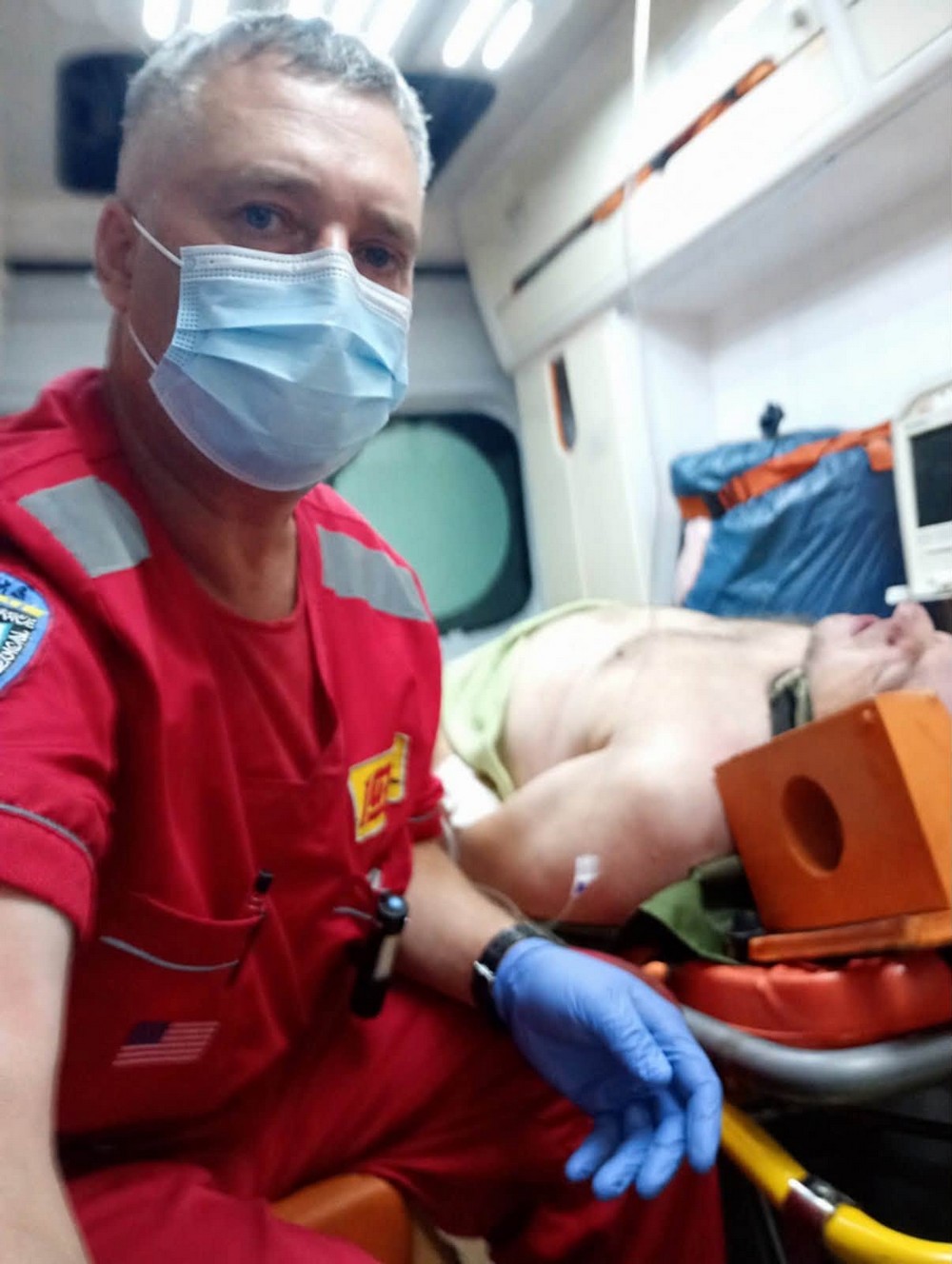 П’яний чоловік з великою вагою тіла пірнув з містка на мілині… На Дніпропетровщині медики рятують відпочивальників біля води (фото)
