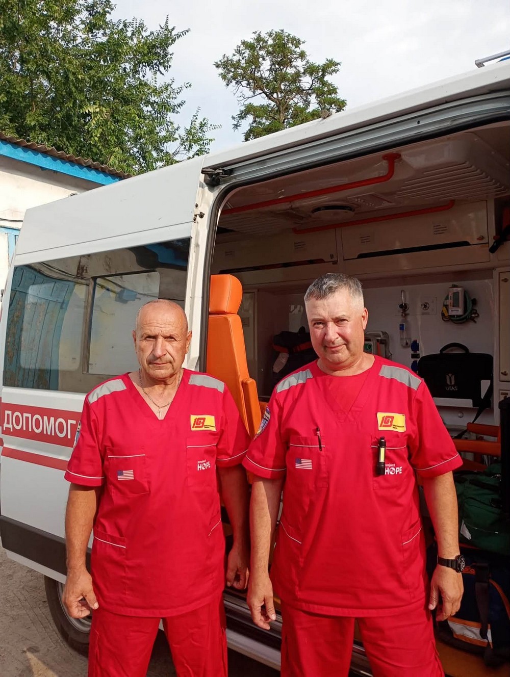 П’яний чоловік з великою вагою тіла пірнув з містка на мілині… На Дніпропетровщині медики рятують відпочивальників біля води (фото)