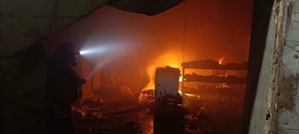 Внаслідок ударів пошкоджені АЗС, відділення поштового зв'язку, приватне підприємство. Виникла пожежа