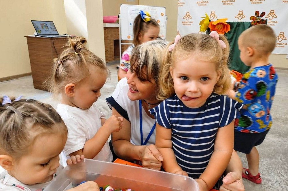 Малювання на манці, щирі усмішки і нові враження: у Нікополі діти пізнають світ через гру – як записатися на заняття (фото) Малювання на манці, щирі усмішки і нові враження: у Нікополі діти пізнають світ через гру – як записатися на заняття (фото)