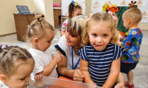 Малювання на манці, щирі усмішки і нові враження: у Нікополі діти пізнають світ через гру – як записатися на заняття (фото)