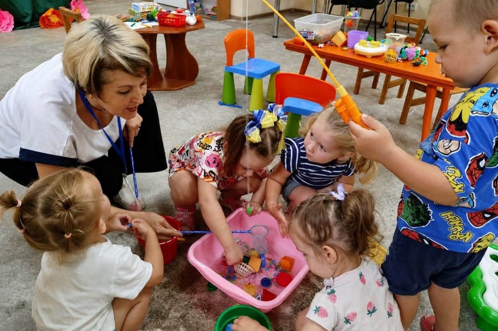 Малювання на манці, щирі усмішки і нові враження: у Нікополі діти пізнають світ через гру – як записатися на заняття (фото) Малювання на манці, щирі усмішки і нові враження: у Нікополі діти пізнають світ через гру – як записатися на заняття (фото)