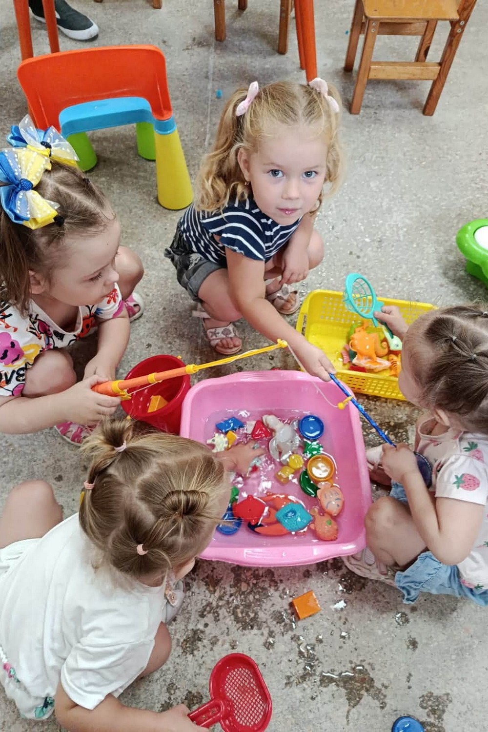 Малювання на манці, щирі усмішки і нові враження: у Нікополі діти пізнають світ через гру – як записатися на заняття (фото) Малювання на манці, щирі усмішки і нові враження: у Нікополі діти пізнають світ через гру – як записатися на заняття (фото)