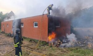 На Нікопольщині горіла будівля, пошкоджені оселі та авто, також під ударами були Камʼянський та Криворізький райони