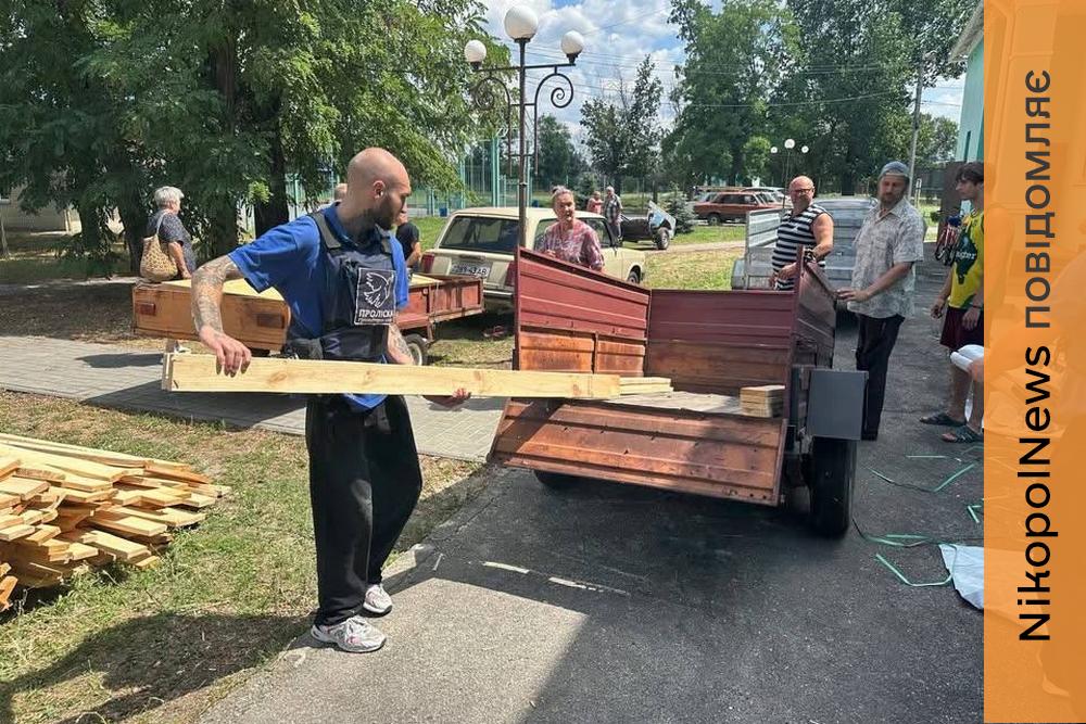 На Нікопольщині після обстрілу 22 родини отримали допомогу від Гуманітарної місії «Проліска» (фото)