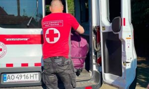 На Нікопольщині евакуювали літнього чоловіка, жінку з дитиною та домашнього улюбленця (фото)