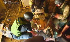 Врятували 2 людей та ліквідували пожежі: про наслідки обстрілів Нікопольського, Камʼянського, Синельниківського та Криворізького районів розповіли у ДСНС (фото, відео)