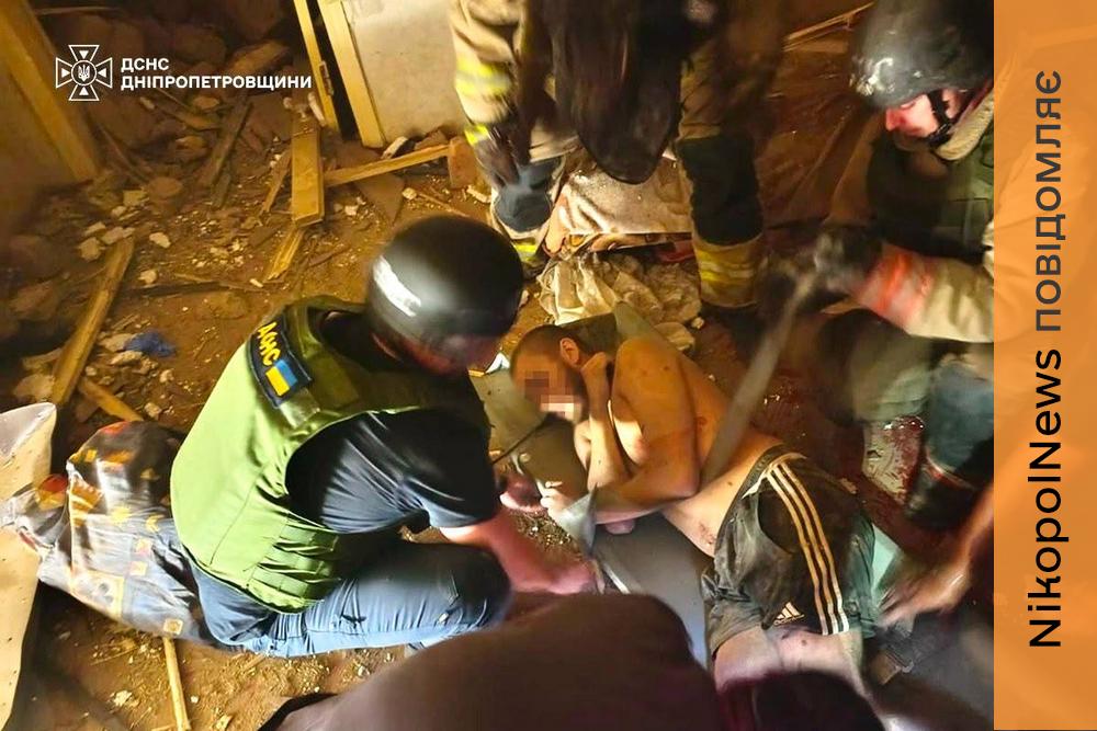 Врятували 2 людей та ліквідували пожежі: про наслідки обстрілів Нікопольського, Камʼянського, Синельниківського та Криворізького районів розповіли у ДСНС (фото, відео)