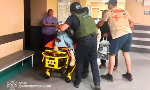 Надали першу допомогу постраждалим та ліквідували пожежі: про наслідки обстрілів Нікопольщини та ще 2 районів області розповіли у ДСНС (фото)
