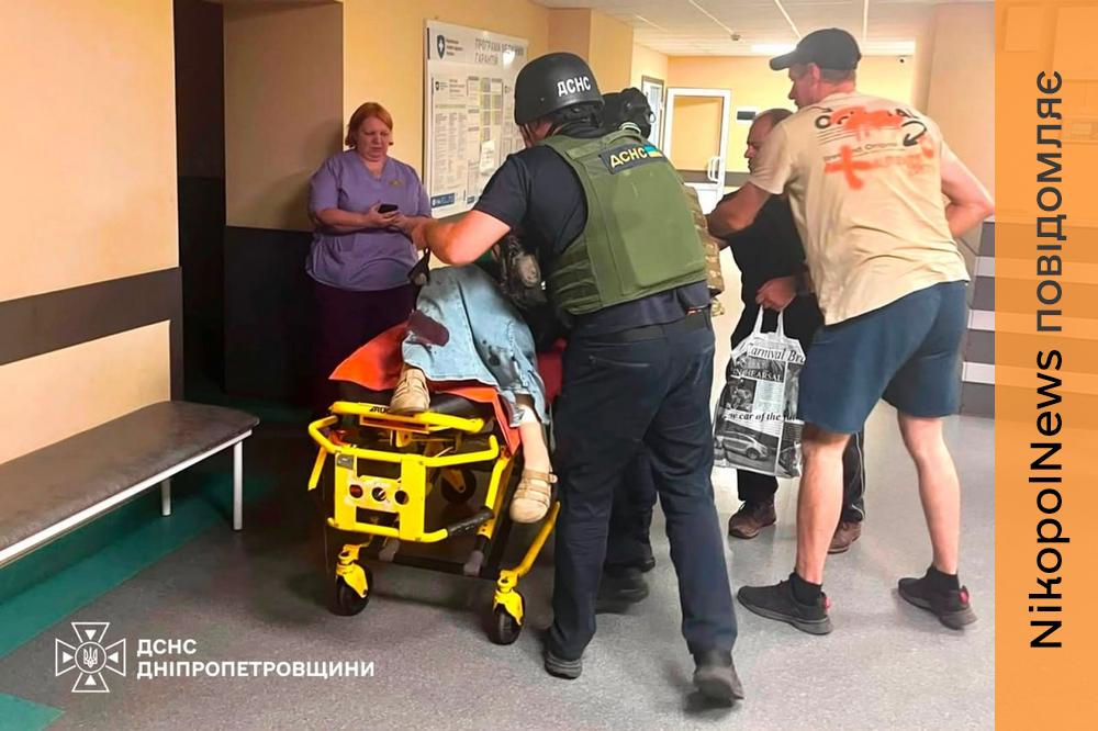 Надали першу допомогу постраждалим та ліквідували пожежі: про наслідки обстрілів Нікопольщини та ще 2 районів області розповіли у ДСНС (фото)
