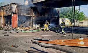 Пошкоджена АЗС, одна людина загинула та 13 постраждали: про наслідки обстрілів Нікопольщини та 3 районів області розповіли у ДСНС (фото)