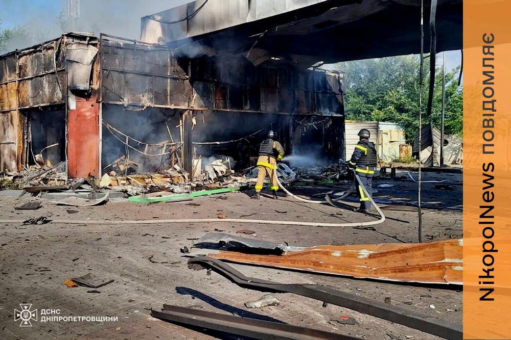 Пошкоджена АЗС, одна людина загинула та 13 постраждали: про наслідки обстрілів Нікопольщини та 3 районів області розповіли у ДСНС (фото)