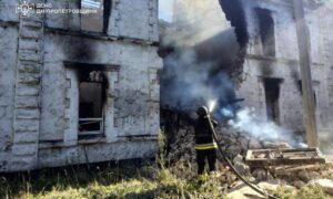 Постраждалі, понівечена інфраструктура, авто, житлові будинки: наслідки обстрілів Нікопольщини, Дніпровського, Синельниківського та Павлоградського районів показали у ДСНС (фото)