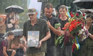 На щиті повернувся ще зовсім молодий Герой: Нікопольщина провела в останню путь полеглого Захисника (фото)