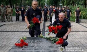 Вшанували пам’ять та поклали квіти: поліцейські Дніпропетровщини віддали шану полеглим Захисникам України та колегам (фото)