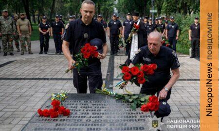 Вшанували пам’ять та поклали квіти: поліцейські Дніпропетровщини віддали шану полеглим Захисникам України та колегам (фото)