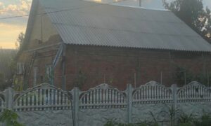 У Марганці відновлюють пошкоджені обстрілами будинки: комунальники працюють під загрозою нових атак (фото)