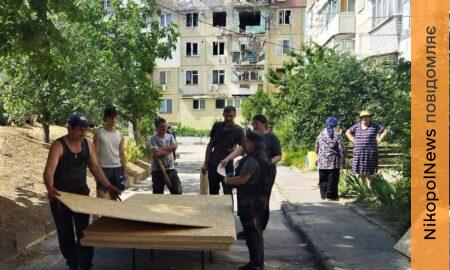 У Нікополі триває безкоштовний ремонт пошкодженого житла: які роботи виконують комунальники