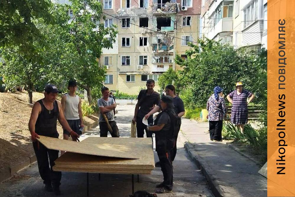 У Нікополі триває безкоштовний ремонт пошкодженого житла: які роботи виконують комунальники