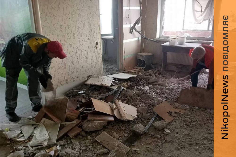 У Нікополі комунальні служби працюють на кількох напрямках: ліквідовують наслідки обстрілів і продовжують благоустрій міста (фото)
