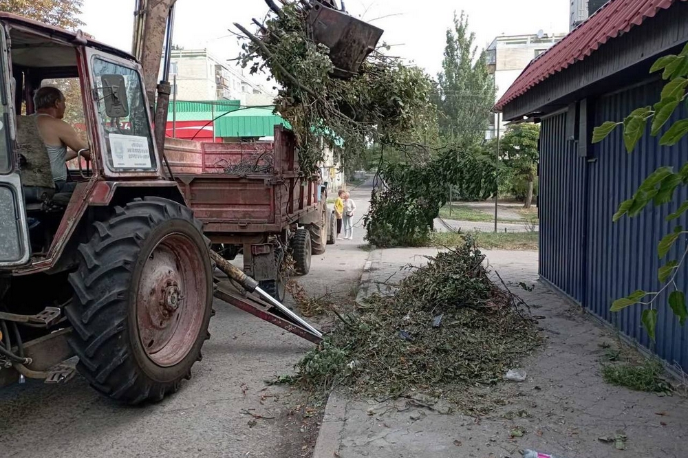 У Нікополі ліквідовують наслідки обстрілів12