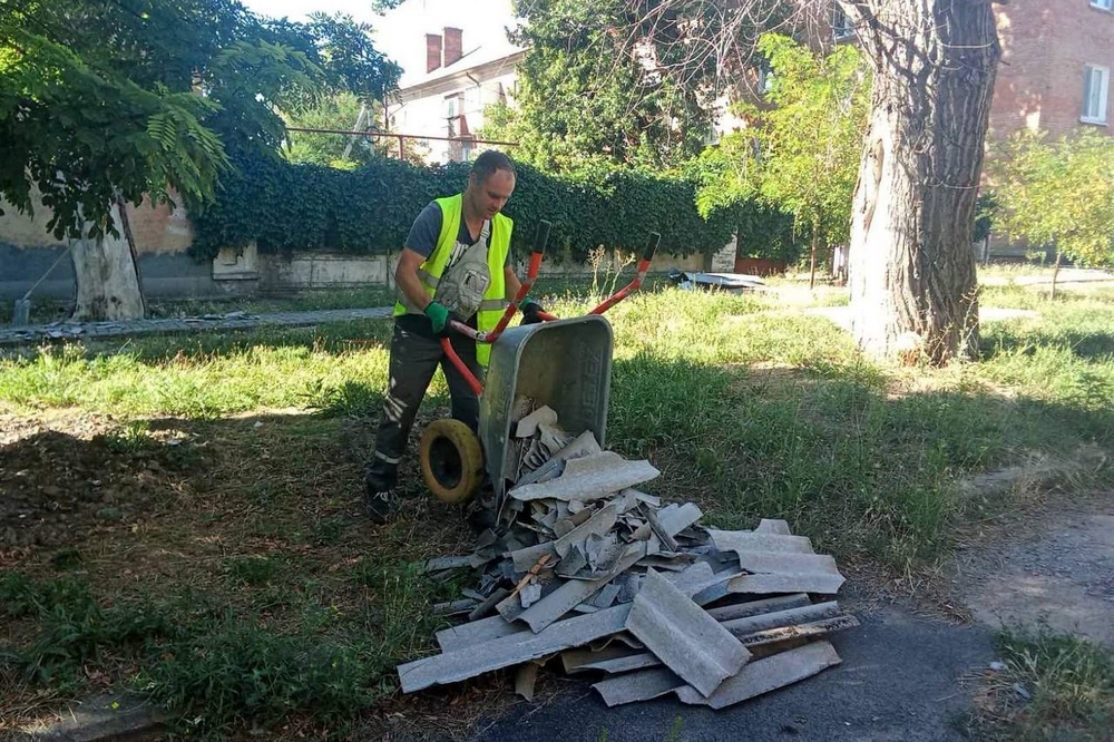 У Нікополі ліквідовують наслідки обстрілів17