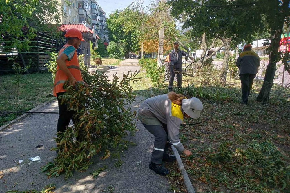 У Нікополі ліквідовують наслідки обстрілів21