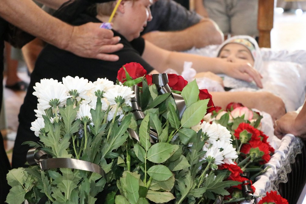 У Нікополі сьогодні провели в останню путь вбиту росіянами Юлію Стрибіжову. Сенсонм життя жінки була донька. Тепер дитина ростиме без мами… (7)