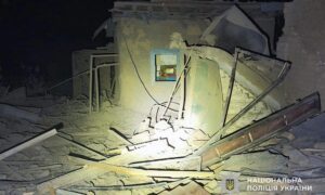 У Нікополі та районі FPV-дрони атакували авто, багатоповерхівку і приватні будинки: 6 поранених, є загибла на Синельниківщині - поліція (фото)