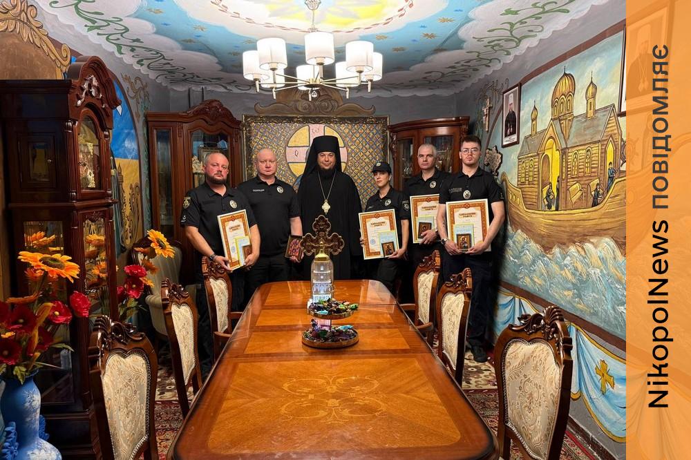 У Нікополі у День української Державності церковними нагородами відзначили працівників Національної поліції України (фото)