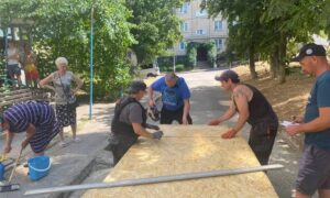 Понад 50 родин у Нікополі отримали допомогу від Гуманітарної місії «Проліска» після масованої атаки FPV-дронів (фото)