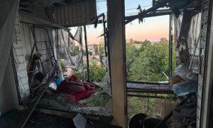 У Нікополі БпЛА влучив у супермаркет, FPV-дрон атакував багатоповерхівку: 6 людей постраждали, під ударами також були Кам’янський, Криворізький та Синельниківський райони – поліція (фото)
