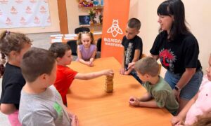 Без гаджетів, зате з друзями: у Нікополі дітей об’єднують настільні ігри (фото)