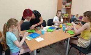 «Літній настрій у фарбах»: у Нікополі для дітей провели творче заняття в арт-студії (фото)