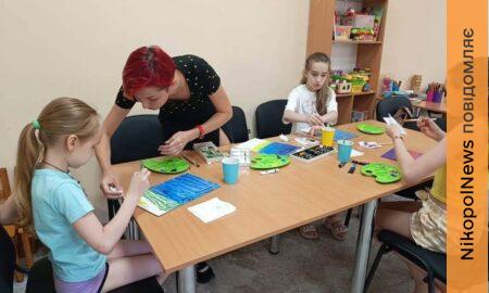 «Літній настрій у фарбах»: у Нікополі для дітей провели творче заняття в арт-студії (фото)